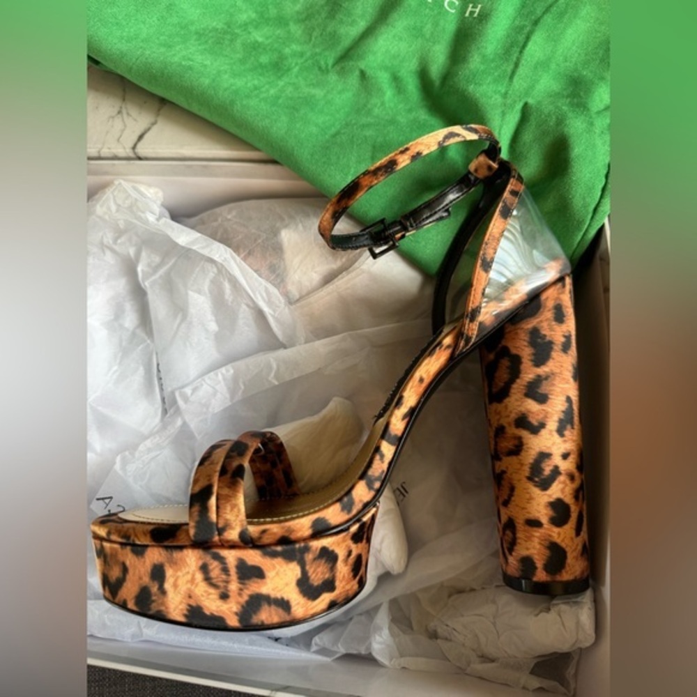 NWT Jessica Rich Leopard Print Platform Heels